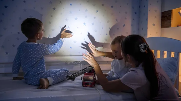 Young Mother Making Shadow Theater Her Son Wearing Pajamas Night — Stock Photo, Image
