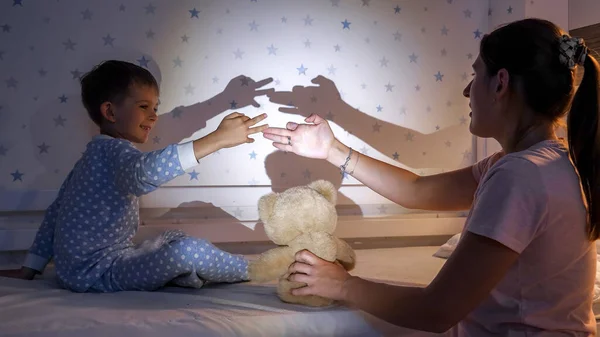 Carino Ragazzo Sorridente Con Madre Che Gioca Con Ombre Dalle — Foto Stock