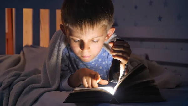 夜寝る前に本を読む笑顔の少年の肖像画 子供の教育 プライバシー — ストック写真
