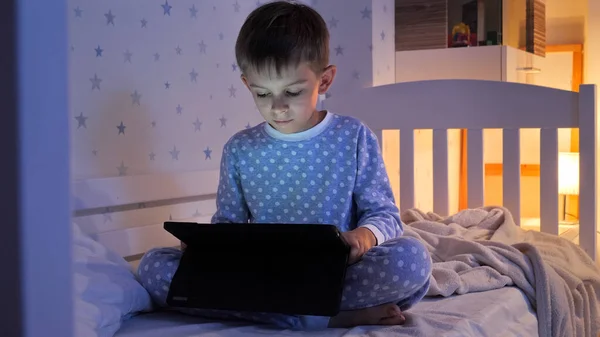Menino Pijama Sentado Cama Noite Usando Tablet Educação Infantil Desenvolvimento — Fotografia de Stock