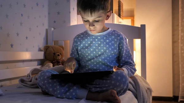 Malý Chlapec Sedí Noci Posteli Dívá Kreslené Seriály Tabletu Děti — Stock fotografie