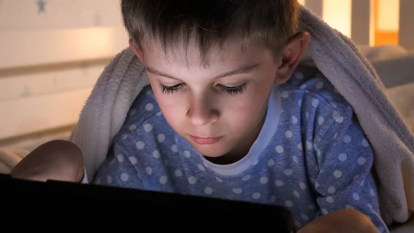 Mały Chłopiec Leżący Łóżku Tabletem Oglądający Filmy Edukacja Dzieci Rozwój — Zdjęcie stockowe