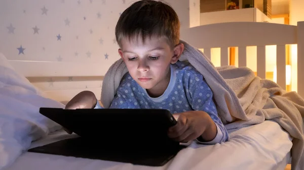 睡前在平板电脑上玩睡衣的小男孩多莉的照片 儿童教育 儿童使用小玩艺儿保密 — 图库照片
