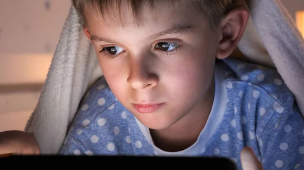 Close Van Het Gezicht Van Het Kind Bed Met Tabletcomputer — Stockfoto
