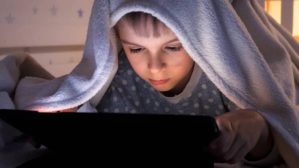 Porträtt Pojke Pyjamas Liggande Filt Och Med Hjälp Surfplatta Dator — Stockfoto