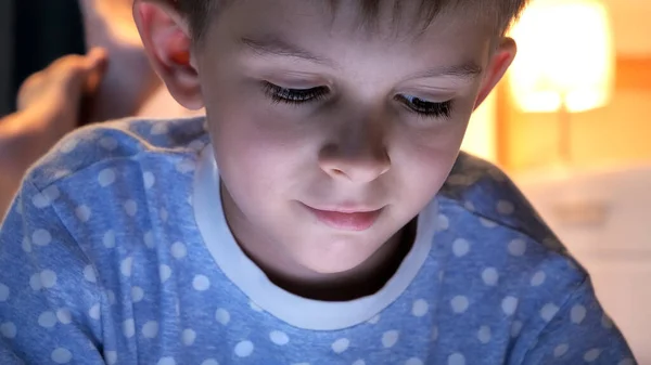Portret Uroczego Chłopca Korzystającego Nocy Tabletu Swoim Pokoju Edukacja Dzieci — Zdjęcie stockowe