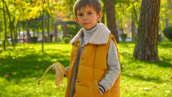Porträt Eines Lächelnden Jungen Der Mit Banane Park Spaziert Kinderernährung — Stockfoto