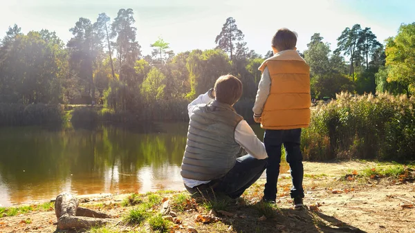 Little Boy Young Father Standing Lake Looking Water Family Outdoors — Stock Photo, Image