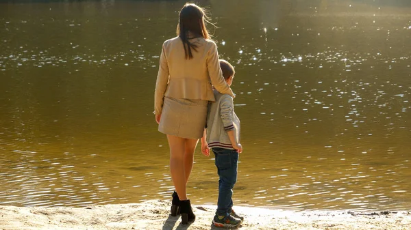 Niño Pequeño Con Madre Joven Pie Lago Mirando Atardecer Familia — Foto de Stock