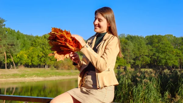 Šťastná Usměvavá Žena Drží Hromadu Podzimních Listů Odpočívá Řeky Krása — Stock fotografie