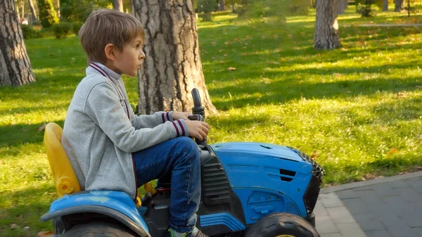 Joyeux Garçon Chevauchant Sur Tracteur Jouet Parc Enfants Jouant Dans — Photo