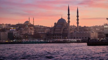 Mart 2023, Türkiye, İstanbul. Boğaz ve Kadıköy 'de inanılmaz bir günbatımı var..