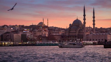 15 Mart 2023, Türkiye, İstanbul. Boğaz 'da yüzen gemi ve gemiler camilere ve güzel günbatımı gökyüzüne karşı.