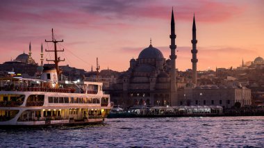 Günbatımında Boğaziçi ve Süleyman Camii 'nin güzel manzarası. 15 Mart 2023, Türkiye, İstanbul