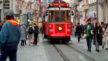 15 Mart 2023, Türkiye, İstanbul. İstanbul 'un ünlü kırmızı tramvayı Istiklal caddesindeki Taksim Meydanı' ndan geliyor..