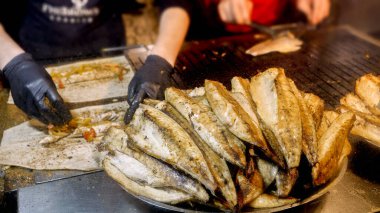 Akşamları geleneksel Türk Balik Ekmek sokak yemekleri yapmak.