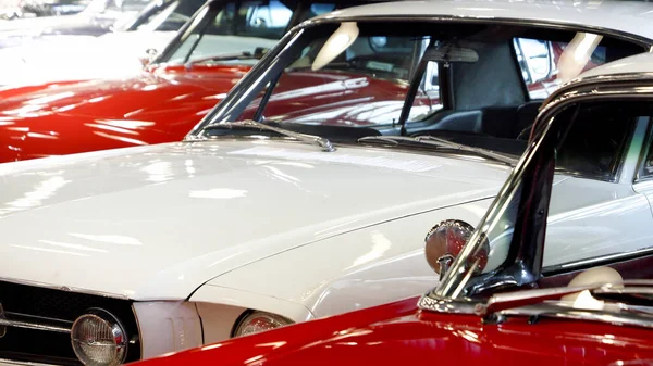 Primer Plano Los Coches Retro Dolido Rojo Blanco Detalles Automóviles — Foto de Stock