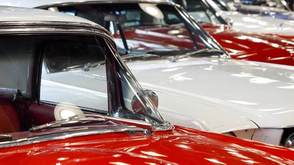 Dolly Strzał Zabytkowe Okapy Retro Samochodowe Malowane Kolorze Czerwono Białym — Zdjęcie stockowe