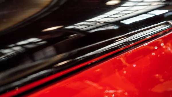 Błyszcząca Polerowana Powierzchnia Zabytkowego Samochodu Malowanego Czarno Czerwono — Zdjęcie stockowe