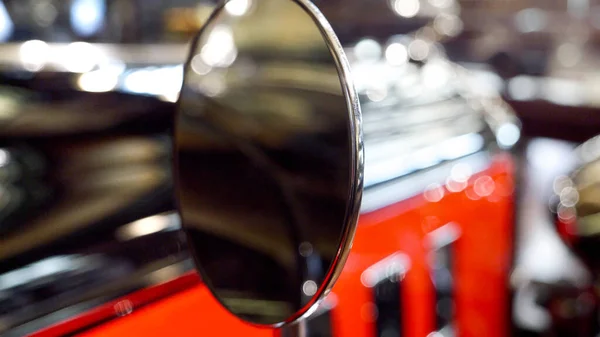Makro Ujęcie Lusterka Wstecznego Zabytkowym Samochodzie Malowane Czerwono Czarno — Zdjęcie stockowe