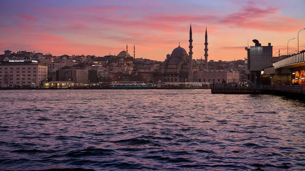 Března 2023 Turecko Istanbul Pohled Most Galata Mešitu Suleymaniye Při — Stock fotografie
