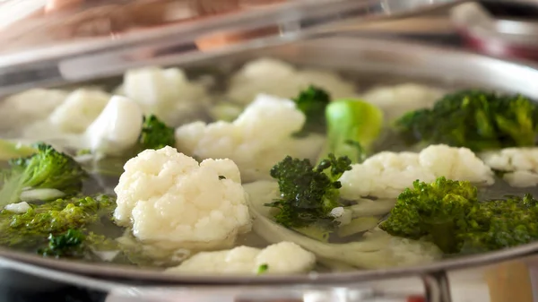Sluiten Van Kokende Bloemkool Broccoli Soep Wordt Gesloten Met Glazen — Stockfoto