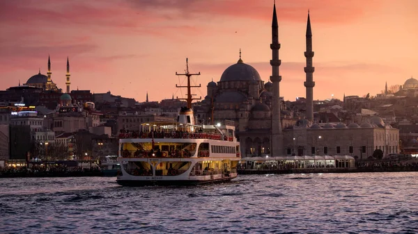 Března 2023 Turecko Istanbul Trajektová Loď Plovoucí Bosporu Při Západu — Stock fotografie
