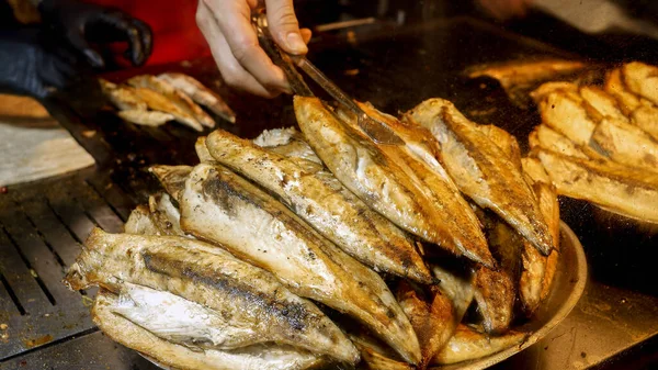 Kavrulmuş Balıkla Dolu Bir Tabak Daha Sokakta Ünlü Türk Yemeği — Stok fotoğraf