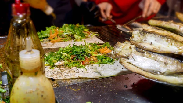 Geleneksel Türk Balik Durum Yemekleri Stanbul Caddesinde Hazırlanıyor — Stok fotoğraf