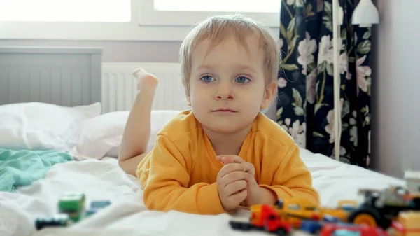 Маленький Хлопчик Брудним Обличчям Грає Своєму Ліжку Великому Вікні Розвиток — стокове фото