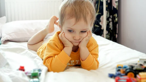Yatakta Oyuncaklarla Rahatlayan Sevimli Erkek Bebek Portresi Çocuk Gelişimi Eğitim — Stok fotoğraf