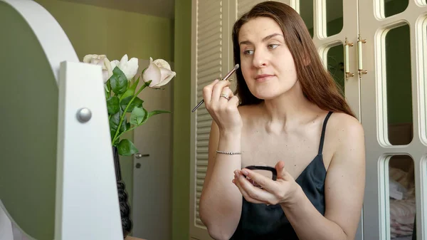 Mujer Morena Elegante Aplicando Polvo Facial Con Pincel Hará Maquillaje —  Fotos de Stock