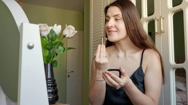 Mujer Sonriente Camisón Seda Aplicando Maquillaje Dormitorio Cuidado Piel Salud —  Fotos de Stock