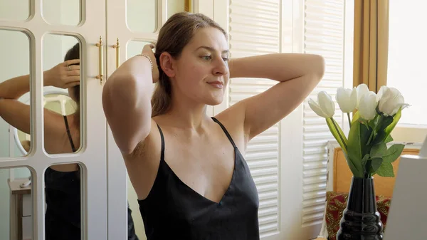 Hermosa Mujer Elegante Haciendo Peinado Mientras Sienta Mesa Maquillaje Dormitorio — Foto de Stock