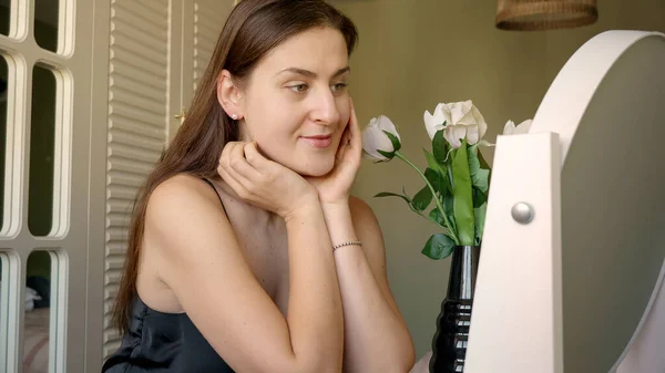 Glimlachende Vrouw Zit Aan Make Tafel Kamer Versierd Met Bloemen — Stockfoto