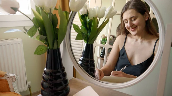 Reflet Une Jeune Femme Assise Miroir Dans Chambre Remplissant Son — Photo