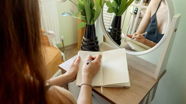 Primer Plano Joven Sentada Espejo Dormitorio Escribiendo Cuaderno Secretos Femeninos —  Fotos de Stock