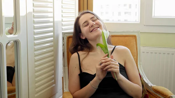 Retrato Mujer Sonriente Sosteniendo Flor Tulipán Blanco Relajándose Sillón Belleza — Foto de Stock