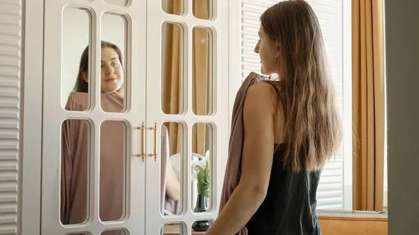 Портрет Красивой Молодой Женщины Позирующей Перед Зеркалом Выбирающей Платье Ношения — стоковое фото