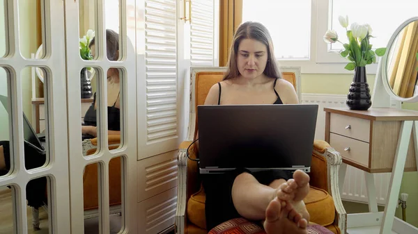 Schöne Junge Frau Die Von Hause Aus Laptop Großen Sessel — Stockfoto