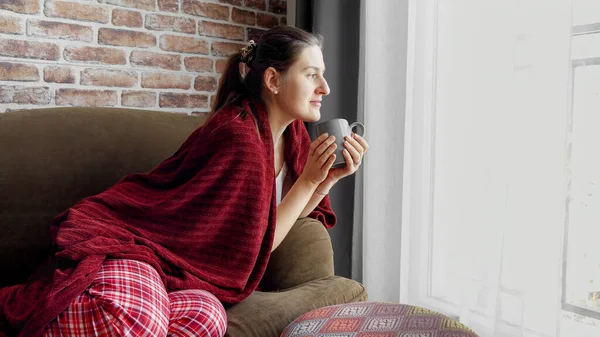 Hermosa Mujer Pijama Bebiendo Sofá Por Mañana Reposo Femenino Casa —  Fotos de Stock