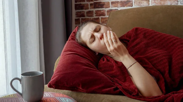 発熱した若い病気の女性はソファに横になり咳をした 家庭で病気を感じる女性 病気や健康上の問題 — ストック写真
