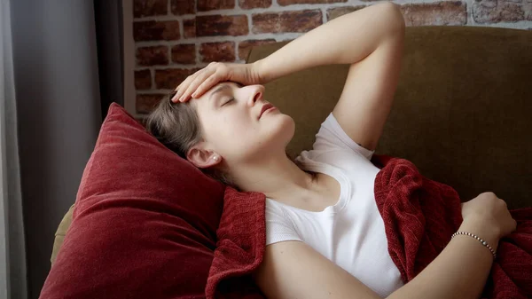 Nemocná Žena Trpící Bolestí Hlavy Spočívající Pohovce Obývacím Pokoji Zdravotní — Stock fotografie