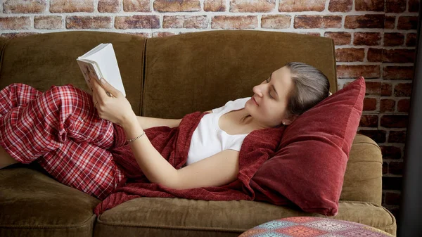 Beautiful Woman Pajamas Lying Book Sofa Morning People Resting Home — Stock Photo, Image
