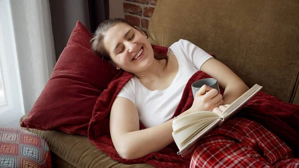 Happy Smiling Woman Lying Sofa Book Laughing People Resting Home — Stock Photo, Image