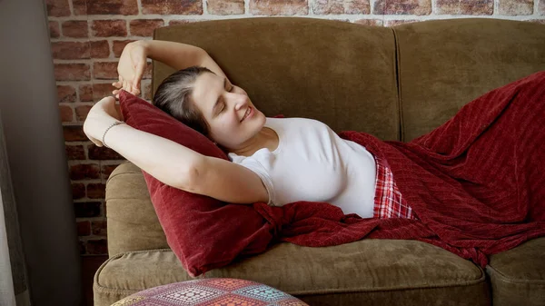 Mulher Jovem Bonita Relaxando Sofá Alongamento Colocar Mãos Feminino Descansando — Fotografia de Stock