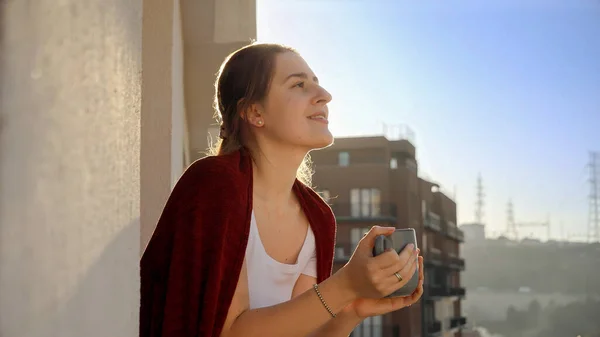 Usmívající Žena Kostkovaným Pitím Kávy Balkóně Lidé Relaxují Odpočívají Doma — Stock fotografie