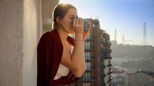 Retrato Una Hermosa Mujer Tomando Café Por Mañana Mirando Ciudad —  Fotos de Stock