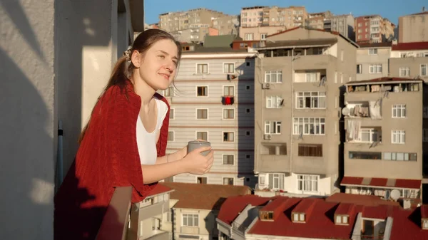 Vacker Kvinna Rutig Dricka Kaffe Medan Tittar Genom Fönstret Staden — Stockfoto