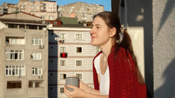 Mujer Sonriente Cuadros Bebiendo Café Balcón Temprano Mañana Mirando Ciudad —  Fotos de Stock